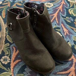 Teva “Foxy” booties in sage green size 10